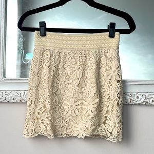 Forever 21 cream lace mini skirt size: S